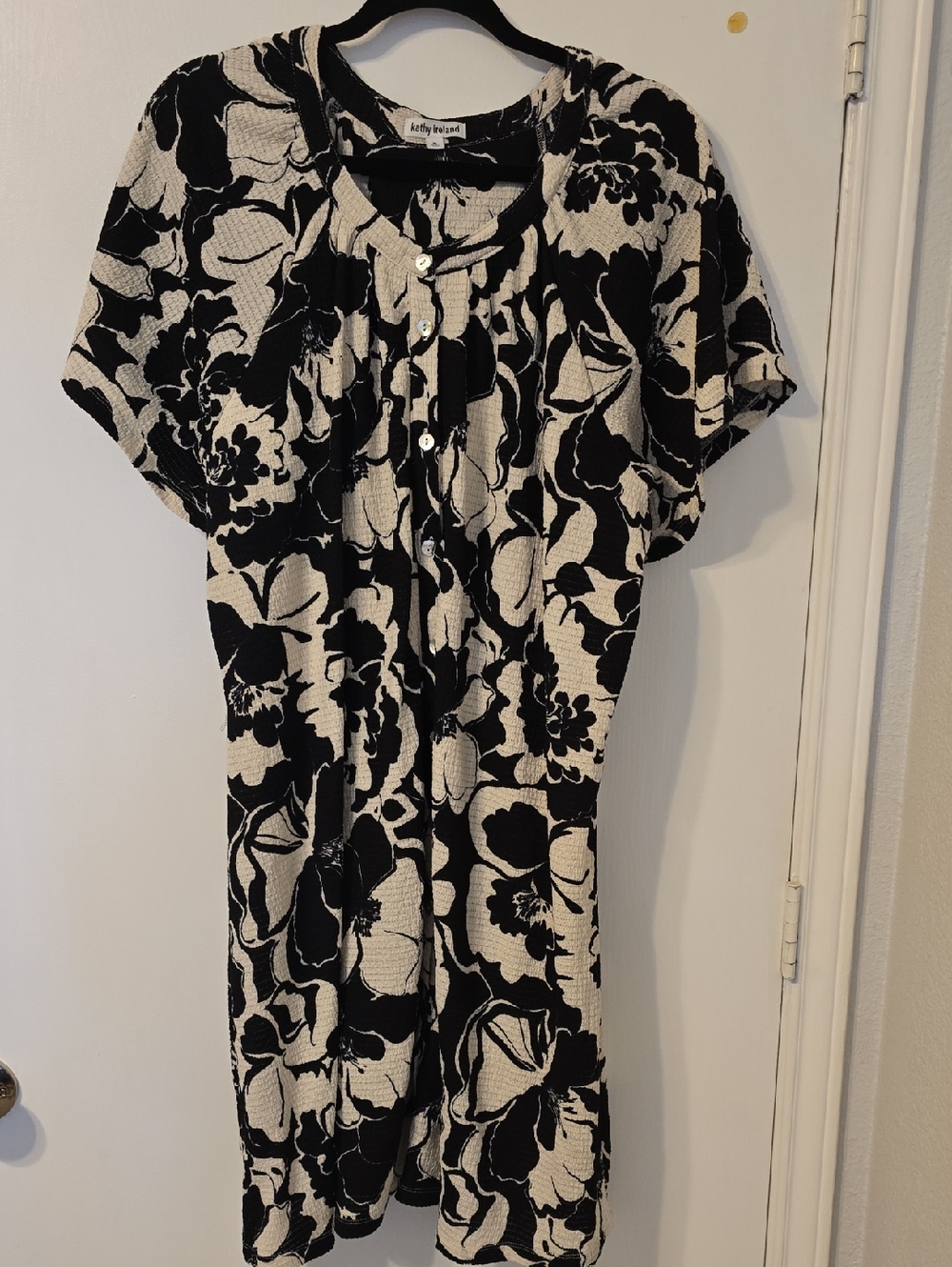 kathy ireland Black and Cream Printed Top